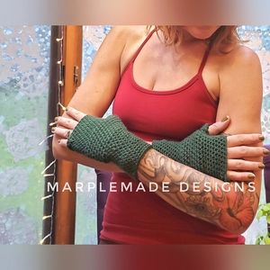 NWT* Handmade Fingerless gloves 💜 MarpleMade Designs, fitted, soft acryl
